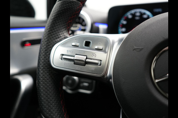 Mercedes-Benz A-Klasse 250 e AMG Line Plug In Hybrid 218pk Dealer O.H PHEV | Panodak | Camera | Night Pakket | Alcantara Sportstoelen Verwarmd | MBUX | Widescreen Navi | Sfeerverlichting | Apple Carplay | Virtual | DAB | 18"L.M |