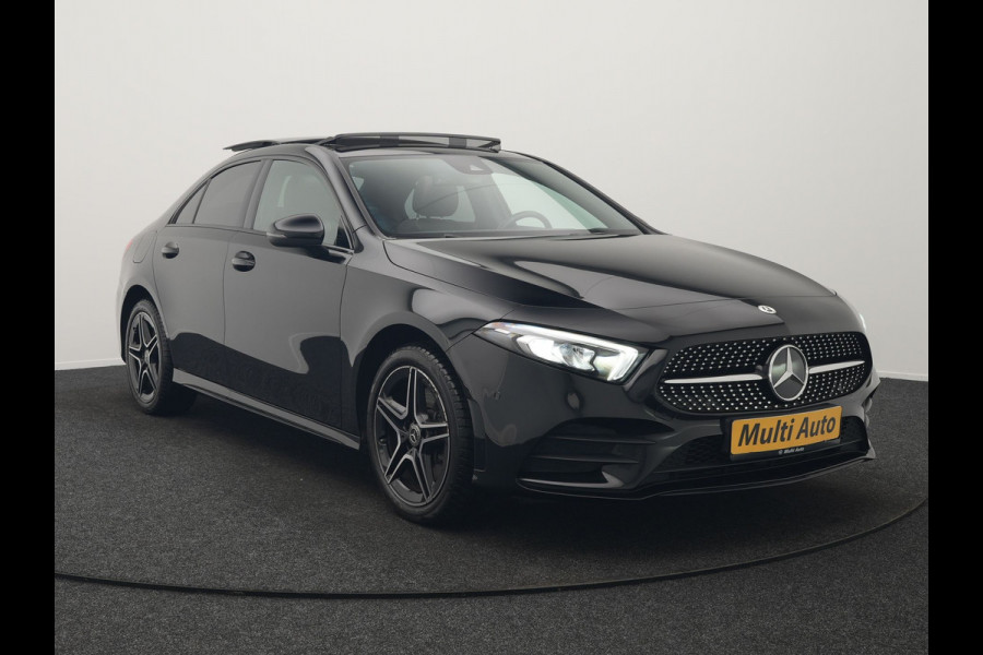 Mercedes-Benz A-Klasse 250 e AMG Line Plug In Hybrid 218pk Dealer O.H PHEV | Panodak | Camera | Night Pakket | Alcantara Sportstoelen Verwarmd | MBUX | Widescreen Navi | Sfeerverlichting | Apple Carplay | Virtual | DAB | 18"L.M |