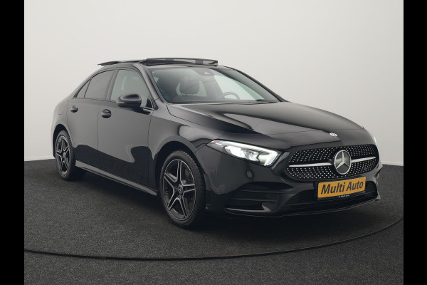 Mercedes-Benz A-Klasse 250 e AMG Line Plug In Hybrid 218pk Dealer O.H PHEV | Panodak | Camera | Night Pakket | Alcantara Sportstoelen Verwarmd | MBUX | Widescreen Navi | Sfeerverlichting | Apple Carplay | Virtual | DAB | 18"L.M |