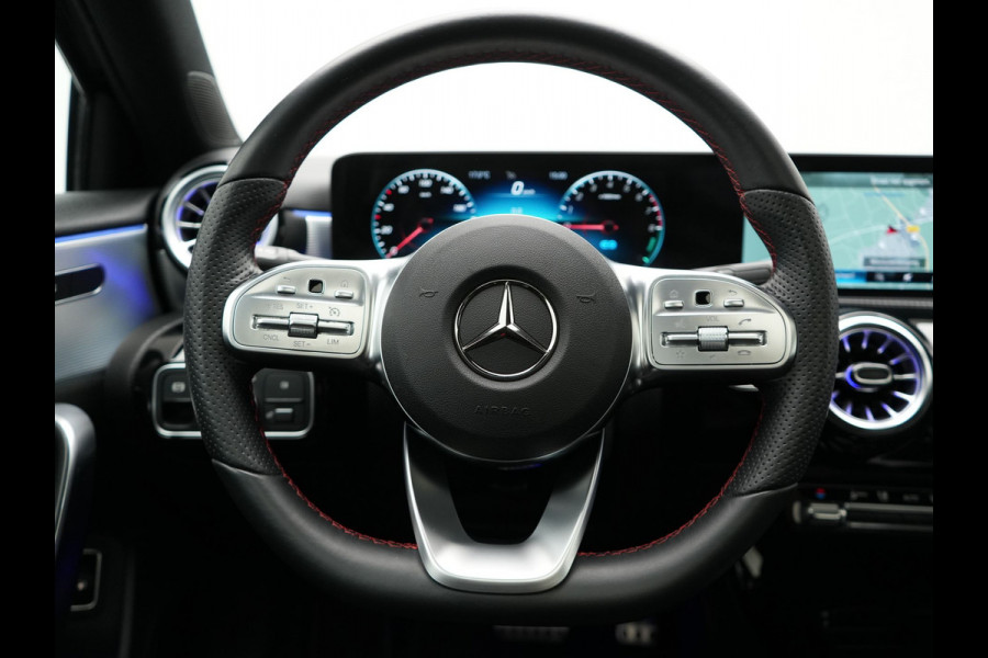 Mercedes-Benz A-Klasse 250 e AMG Line Plug In Hybrid 218pk Dealer O.H PHEV | Panodak | Camera | Night Pakket | Alcantara Sportstoelen Verwarmd | MBUX | Widescreen Navi | Sfeerverlichting | Apple Carplay | Virtual | DAB | 18"L.M |