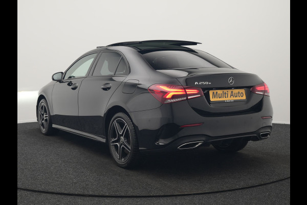 Mercedes-Benz A-Klasse 250 e AMG Line Plug In Hybrid 218pk Dealer O.H PHEV | Panodak | Camera | Night Pakket | Alcantara Sportstoelen Verwarmd | MBUX | Widescreen Navi | Sfeerverlichting | Apple Carplay | Virtual | DAB | 18"L.M |