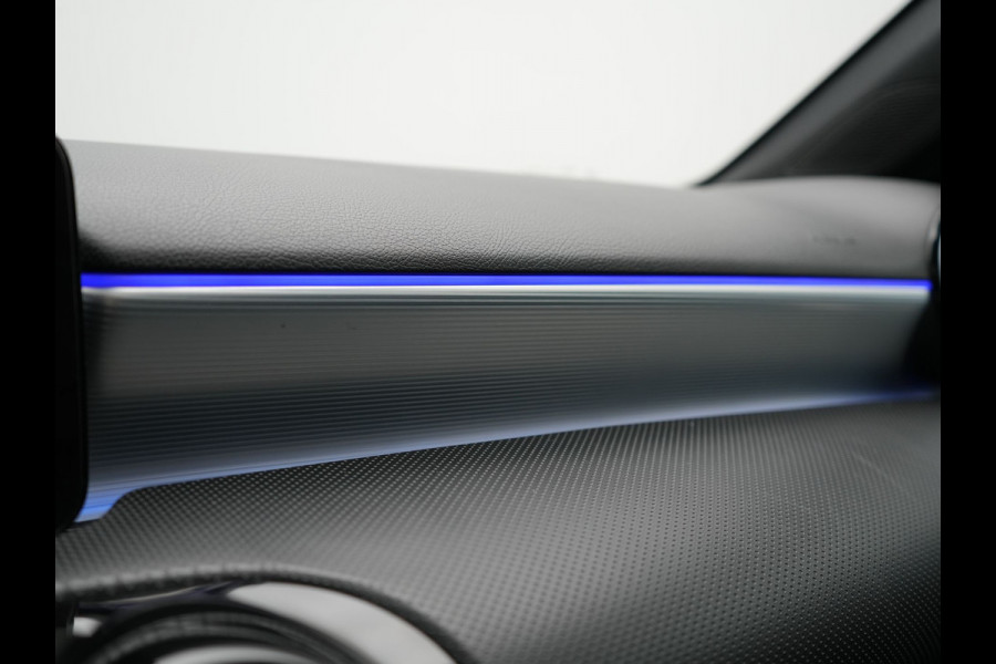 Mercedes-Benz A-Klasse 250 e AMG Line Plug In Hybrid 218pk Dealer O.H PHEV | Panodak | Camera | Night Pakket | Alcantara Sportstoelen Verwarmd | MBUX | Widescreen Navi | Sfeerverlichting | Apple Carplay | Virtual | DAB | 18"L.M |