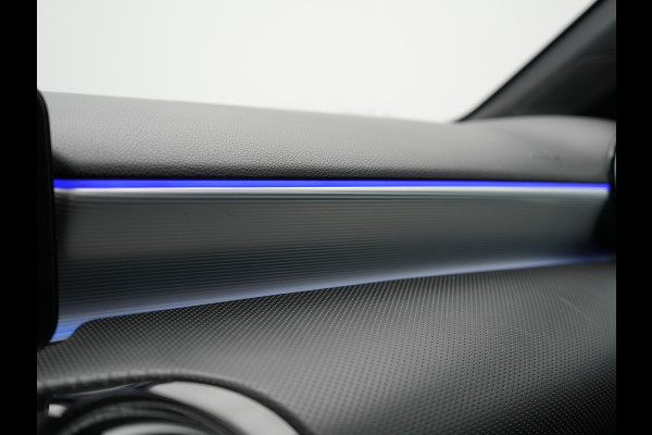 Mercedes-Benz A-Klasse 250 e AMG Line Plug In Hybrid 218pk Dealer O.H PHEV | Panodak | Camera | Night Pakket | Alcantara Sportstoelen Verwarmd | MBUX | Widescreen Navi | Sfeerverlichting | Apple Carplay | Virtual | DAB | 18"L.M |