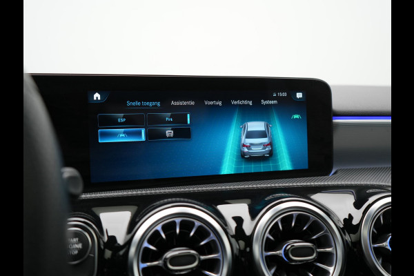 Mercedes-Benz A-Klasse 250 e AMG Line Plug In Hybrid 218pk Dealer O.H PHEV | Panodak | Camera | Night Pakket | Alcantara Sportstoelen Verwarmd | MBUX | Widescreen Navi | Sfeerverlichting | Apple Carplay | Virtual | DAB | 18"L.M |