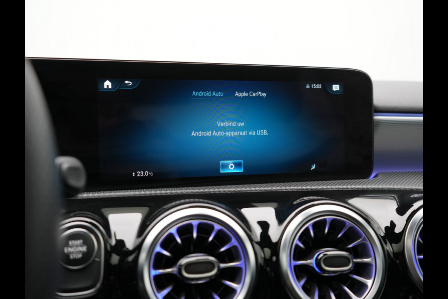 Mercedes-Benz A-Klasse 250 e AMG Line Plug In Hybrid 218pk Dealer O.H PHEV | Panodak | Camera | Night Pakket | Alcantara Sportstoelen Verwarmd | MBUX | Widescreen Navi | Sfeerverlichting | Apple Carplay | Virtual | DAB | 18"L.M |