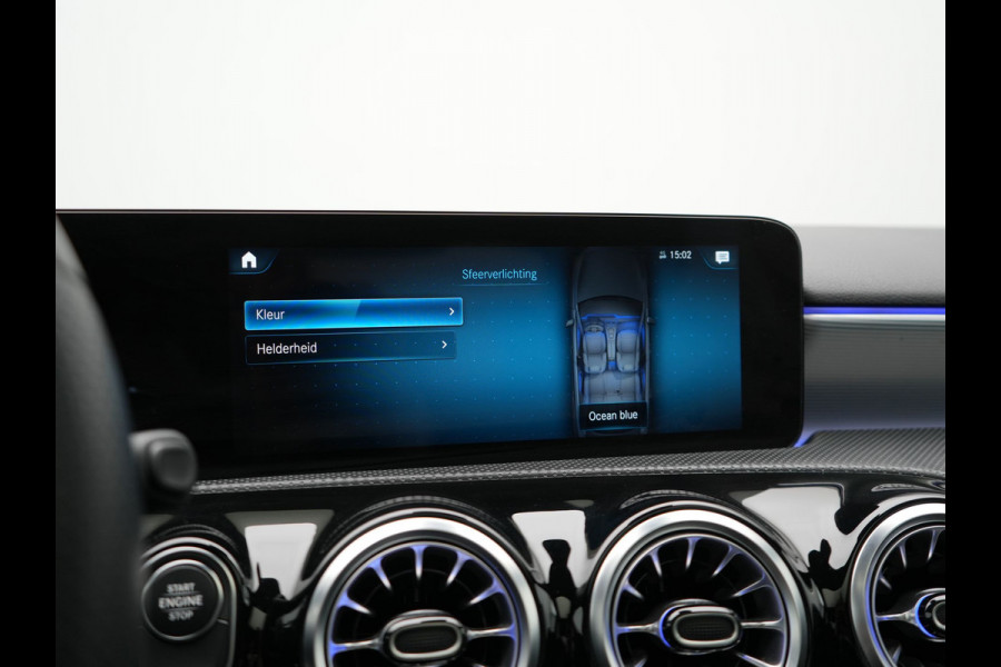 Mercedes-Benz A-Klasse 250 e AMG Line Plug In Hybrid 218pk Dealer O.H PHEV | Panodak | Camera | Night Pakket | Alcantara Sportstoelen Verwarmd | MBUX | Widescreen Navi | Sfeerverlichting | Apple Carplay | Virtual | DAB | 18"L.M |