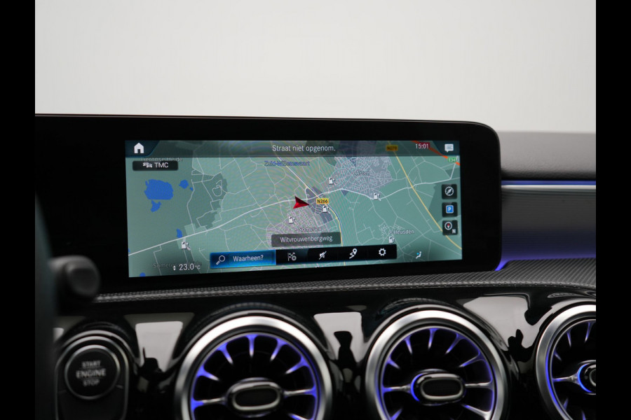 Mercedes-Benz A-Klasse 250 e AMG Line Plug In Hybrid 218pk Dealer O.H PHEV | Panodak | Camera | Night Pakket | Alcantara Sportstoelen Verwarmd | MBUX | Widescreen Navi | Sfeerverlichting | Apple Carplay | Virtual | DAB | 18"L.M |