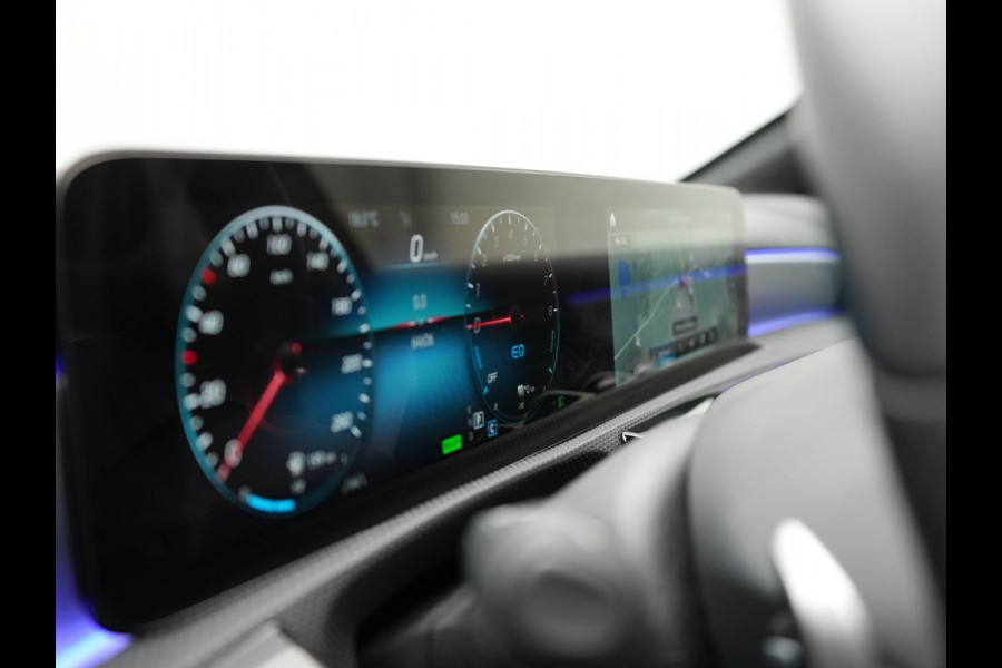Mercedes-Benz A-Klasse 250 e AMG Line Plug In Hybrid 218pk Dealer O.H PHEV | Panodak | Camera | Night Pakket | Alcantara Sportstoelen Verwarmd | MBUX | Widescreen Navi | Sfeerverlichting | Apple Carplay | Virtual | DAB | 18"L.M |