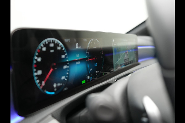 Mercedes-Benz A-Klasse 250 e AMG Line Plug In Hybrid 218pk Dealer O.H PHEV | Panodak | Camera | Night Pakket | Alcantara Sportstoelen Verwarmd | MBUX | Widescreen Navi | Sfeerverlichting | Apple Carplay | Virtual | DAB | 18"L.M |