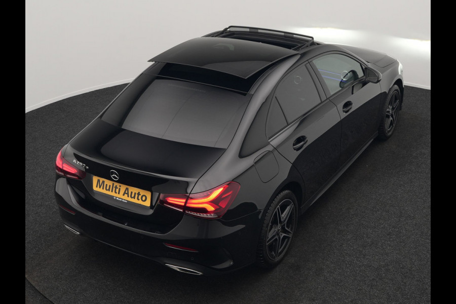 Mercedes-Benz A-Klasse 250 e AMG Line Plug In Hybrid 218pk Dealer O.H PHEV | Panodak | Camera | Night Pakket | Alcantara Sportstoelen Verwarmd | MBUX | Widescreen Navi | Sfeerverlichting | Apple Carplay | Virtual | DAB | 18"L.M |
