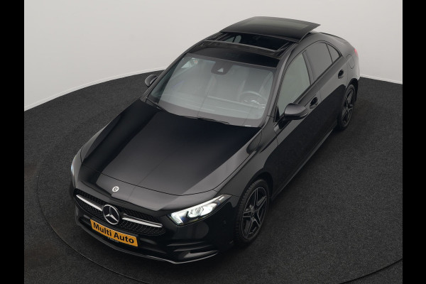Mercedes-Benz A-Klasse 250 e AMG Line Plug In Hybrid 218pk Dealer O.H PHEV | Panodak | Camera | Night Pakket | Alcantara Sportstoelen Verwarmd | MBUX | Widescreen Navi | Sfeerverlichting | Apple Carplay | Virtual | DAB | 18"L.M |