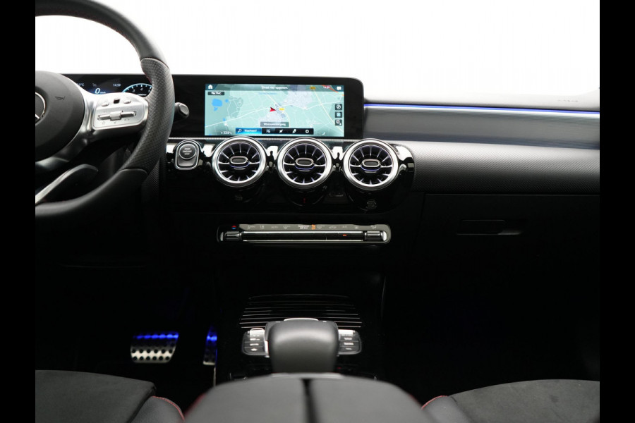 Mercedes-Benz A-Klasse 250 e AMG Line Plug In Hybrid 218pk Dealer O.H PHEV | Panodak | Camera | Night Pakket | Alcantara Sportstoelen Verwarmd | MBUX | Widescreen Navi | Sfeerverlichting | Apple Carplay | Virtual | DAB | 18"L.M |