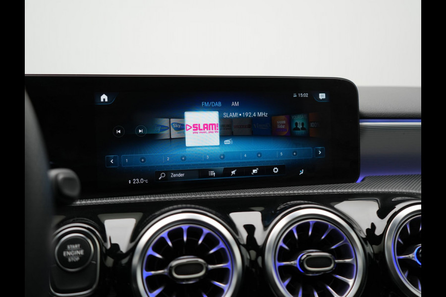 Mercedes-Benz A-Klasse 250 e AMG Line Plug In Hybrid 218pk Dealer O.H PHEV | Panodak | Camera | Night Pakket | Alcantara Sportstoelen Verwarmd | MBUX | Widescreen Navi | Sfeerverlichting | Apple Carplay | Virtual | DAB | 18"L.M |