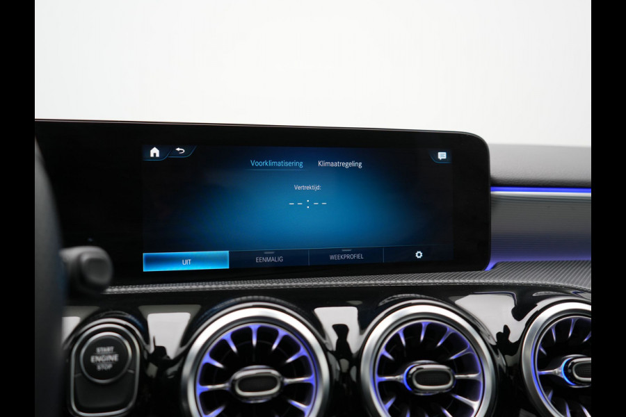 Mercedes-Benz A-Klasse 250 e AMG Line Plug In Hybrid 218pk Dealer O.H PHEV | Panodak | Camera | Night Pakket | Alcantara Sportstoelen Verwarmd | MBUX | Widescreen Navi | Sfeerverlichting | Apple Carplay | Virtual | DAB | 18"L.M |