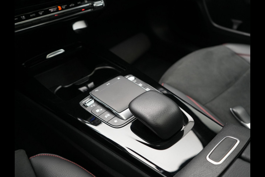 Mercedes-Benz A-Klasse 250 e AMG Line Plug In Hybrid 218pk Dealer O.H PHEV | Panodak | Camera | Night Pakket | Alcantara Sportstoelen Verwarmd | MBUX | Widescreen Navi | Sfeerverlichting | Apple Carplay | Virtual | DAB | 18"L.M |
