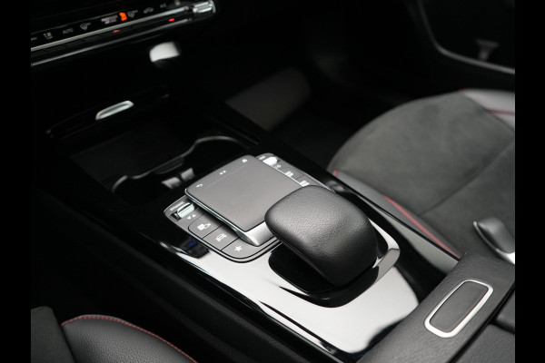 Mercedes-Benz A-Klasse 250 e AMG Line Plug In Hybrid 218pk Dealer O.H PHEV | Panodak | Camera | Night Pakket | Alcantara Sportstoelen Verwarmd | MBUX | Widescreen Navi | Sfeerverlichting | Apple Carplay | Virtual | DAB | 18"L.M |