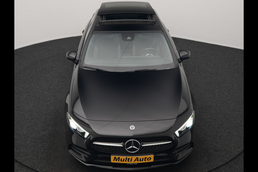 Mercedes-Benz A-Klasse 250 e AMG Line Plug In Hybrid 218pk Dealer O.H PHEV | Panodak | Camera | Night Pakket | Alcantara Sportstoelen Verwarmd | MBUX | Widescreen Navi | Sfeerverlichting | Apple Carplay | Virtual | DAB | 18"L.M |