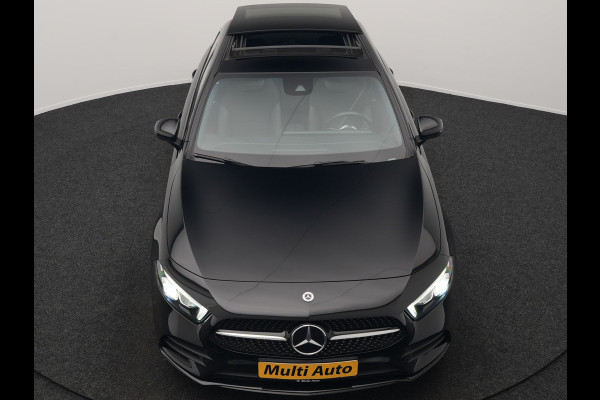 Mercedes-Benz A-Klasse 250 e AMG Line Plug In Hybrid 218pk Dealer O.H PHEV | Panodak | Camera | Night Pakket | Alcantara Sportstoelen Verwarmd | MBUX | Widescreen Navi | Sfeerverlichting | Apple Carplay | Virtual | DAB | 18"L.M |