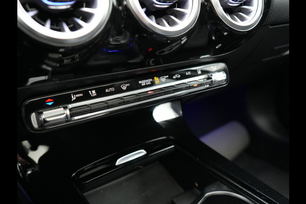 Mercedes-Benz A-Klasse 250 e AMG Line Plug In Hybrid 218pk Dealer O.H PHEV | Panodak | Camera | Night Pakket | Alcantara Sportstoelen Verwarmd | MBUX | Widescreen Navi | Sfeerverlichting | Apple Carplay | Virtual | DAB | 18"L.M |