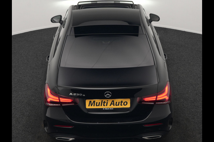 Mercedes-Benz A-Klasse 250 e AMG Line Plug In Hybrid 218pk Dealer O.H PHEV | Panodak | Camera | Night Pakket | Alcantara Sportstoelen Verwarmd | MBUX | Widescreen Navi | Sfeerverlichting | Apple Carplay | Virtual | DAB | 18"L.M |