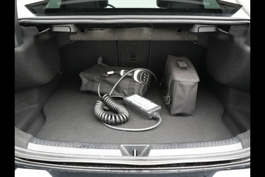 Mercedes-Benz A-Klasse 250 e AMG Line Plug In Hybrid 218pk Dealer O.H PHEV | Panodak | Camera | Night Pakket | Alcantara Sportstoelen Verwarmd | MBUX | Widescreen Navi | Sfeerverlichting | Apple Carplay | Virtual | DAB | 18"L.M |