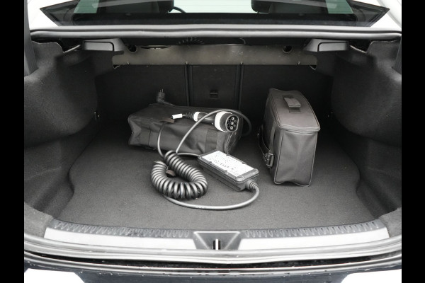 Mercedes-Benz A-Klasse 250 e AMG Line Plug In Hybrid 218pk Dealer O.H PHEV | Panodak | Camera | Night Pakket | Alcantara Sportstoelen Verwarmd | MBUX | Widescreen Navi | Sfeerverlichting | Apple Carplay | Virtual | DAB | 18"L.M |