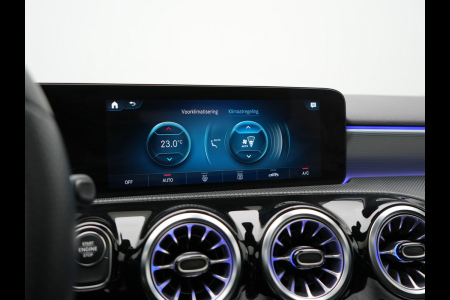 Mercedes-Benz A-Klasse 250 e AMG Line Plug In Hybrid 218pk Dealer O.H PHEV | Panodak | Camera | Night Pakket | Alcantara Sportstoelen Verwarmd | MBUX | Widescreen Navi | Sfeerverlichting | Apple Carplay | Virtual | DAB | 18"L.M |