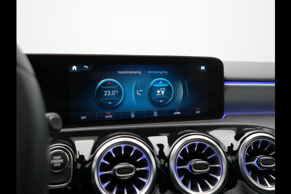 Mercedes-Benz A-Klasse 250 e AMG Line Plug In Hybrid 218pk Dealer O.H PHEV | Panodak | Camera | Night Pakket | Alcantara Sportstoelen Verwarmd | MBUX | Widescreen Navi | Sfeerverlichting | Apple Carplay | Virtual | DAB | 18"L.M |