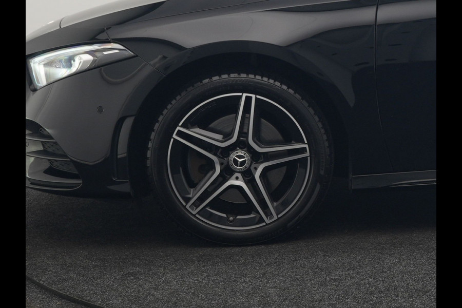 Mercedes-Benz A-Klasse 250 e AMG Line Plug In Hybrid 218pk Dealer O.H PHEV | Panodak | Camera | Night Pakket | Alcantara Sportstoelen Verwarmd | MBUX | Widescreen Navi | Sfeerverlichting | Apple Carplay | Virtual | DAB | 18"L.M |