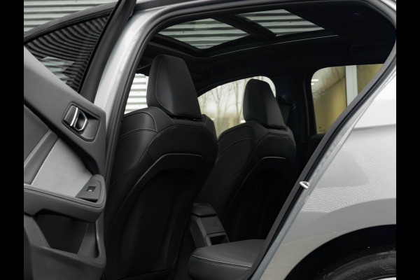 BMW 1-serie M135 xDrive - Pano - Driving Ass - Harman Kardon - Camera