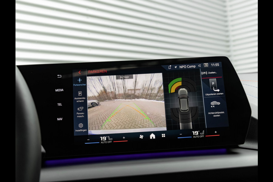 BMW 1-serie M135 xDrive - Pano - Driving Ass - Harman Kardon - Camera