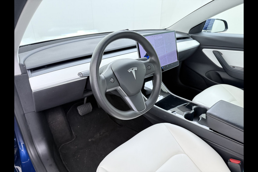 Tesla Model 3 RWD Plus 325PK SOH 91% Lmv 19" Ivoor kleurig Leder 3 AutoPilot Panoramadak Adaptive.Cruise Camera's Elektr.Stuur+Stoelen+Spiegel Navi Ecc Led ACC DAB Voorverwarmen en Keyless via App One-Pedal-Drive 1e Eigenaar Origineel Nederlandse Auto