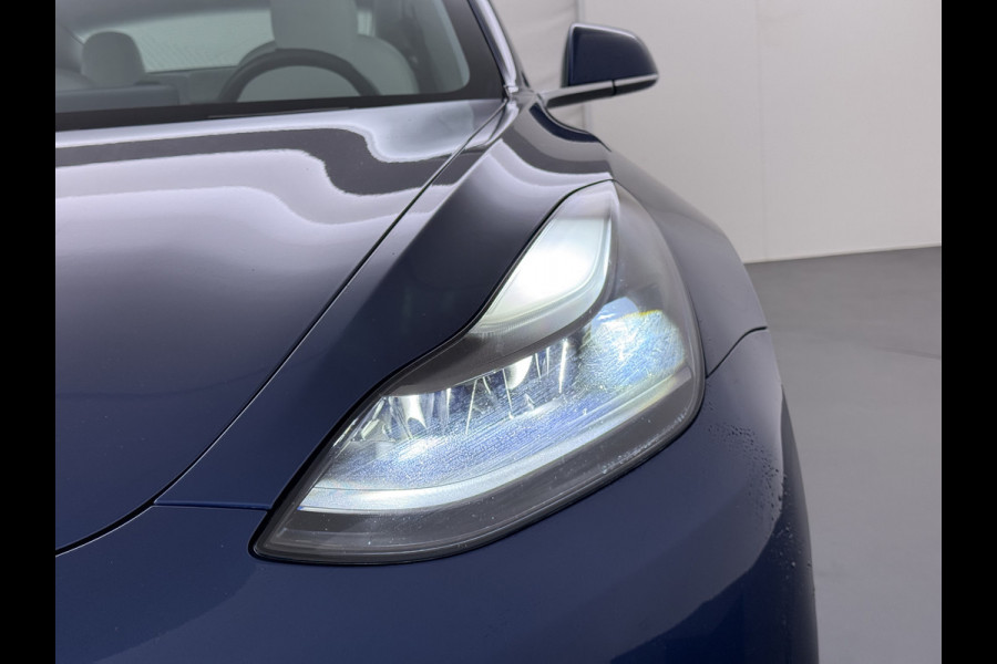 Tesla Model 3 RWD Plus 325PK SOH 91% Lmv 19" Ivoor kleurig Leder 3 AutoPilot Panoramadak Adaptive.Cruise Camera's Elektr.Stuur+Stoelen+Spiegel Navi Ecc Led ACC DAB Voorverwarmen en Keyless via App One-Pedal-Drive 1e Eigenaar Origineel Nederlandse Auto