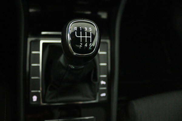 Škoda Superb Combi 1.4 TSI ACT Ambition Business (PANORAMADAK, STOELVERWARMING, ELEKTR STOELEN, NAVIGATIE CARPLAY, CRUISE CONTROL)