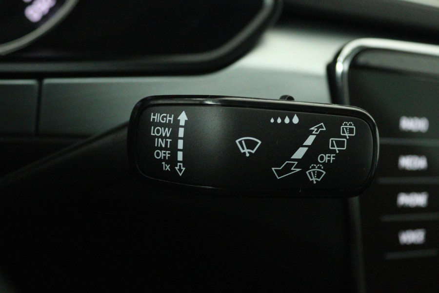 Škoda Superb Combi 1.4 TSI ACT Ambition Business (PANORAMADAK, STOELVERWARMING, ELEKTR STOELEN, NAVIGATIE CARPLAY, CRUISE CONTROL)