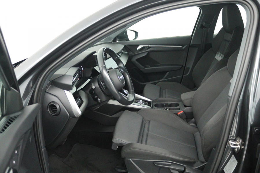 Audi A3 Sportback 30 TFSI Business edition (PARKEERSENSOREN, CRUISE CONTROL, NAVIGATIE, CARPLAY)