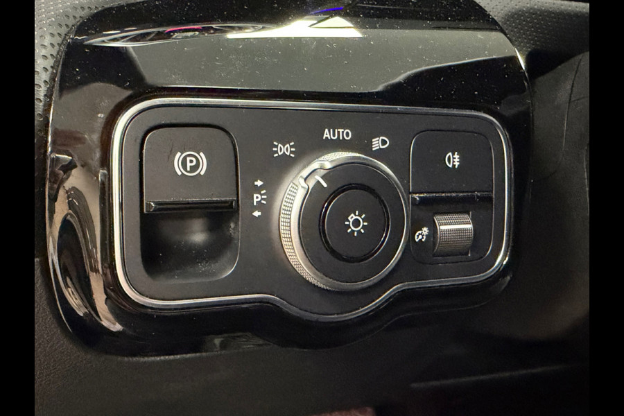 Mercedes-Benz CLA-Klasse CLA180 Business Solution Luxury AUT SFEERVERLICHTING NAVIGATIE STOELVERWARMING CAMERA CRUISE KEYLESS