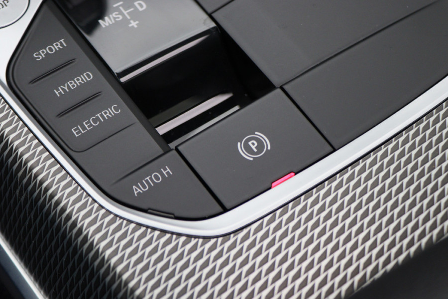 BMW 3-serie 320e Business Edition Plus M Sport Laser LED, Leer, Schuif-/kanteldak, Apple Carplay, Trekhaak elektr., 19"