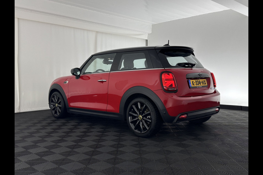MINI Mini Electric Charged 33 kWh [ 3-Fase ] {SOH-100%} (INCL-BTW) *HEAD-UP | HARMAN/KARDON-AUDIO | LEATHER-ALCANTARA | MATRIX-LED | CAMERA | KEYLESS | NAVI-FULLMAP | DAB+ | ECC | HEATED-SPORT-SEATS | DIGI-COCKPIT | PDC | CRUISE | 17"ALU*
