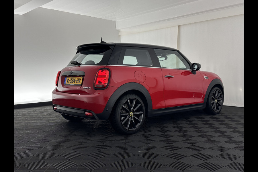 MINI Mini Electric Charged 33 kWh [ 3-Fase ] {SOH-100%} (INCL-BTW) *HEAD-UP | HARMAN/KARDON-AUDIO | LEATHER-ALCANTARA | MATRIX-LED | CAMERA | KEYLESS | NAVI-FULLMAP | DAB+ | ECC | HEATED-SPORT-SEATS | DIGI-COCKPIT | PDC | CRUISE | 17"ALU*