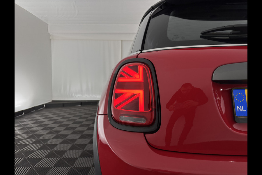 MINI Mini Electric Charged 33 kWh [ 3-Fase ] {SOH-100%} (INCL-BTW) *HEAD-UP | HARMAN/KARDON-AUDIO | LEATHER-ALCANTARA | MATRIX-LED | CAMERA | KEYLESS | NAVI-FULLMAP | DAB+ | ECC | HEATED-SPORT-SEATS | DIGI-COCKPIT | PDC | CRUISE | 17"ALU*