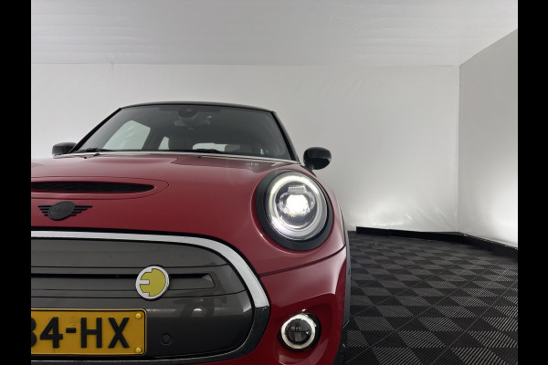 MINI Mini Electric Charged 33 kWh [ 3-Fase ] {SOH-100%} (INCL-BTW) *HEAD-UP | HARMAN/KARDON-AUDIO | LEATHER-ALCANTARA | MATRIX-LED | CAMERA | KEYLESS | NAVI-FULLMAP | DAB+ | ECC | HEATED-SPORT-SEATS | DIGI-COCKPIT | PDC | CRUISE | 17"ALU*