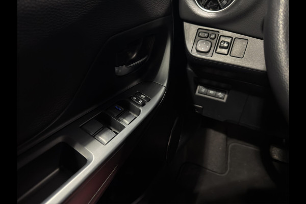 Toyota Yaris 1.5 Hybrid BI-Tone Edition | Leer | Camera | Navigatie | Cruise C | L.M.Velgen |