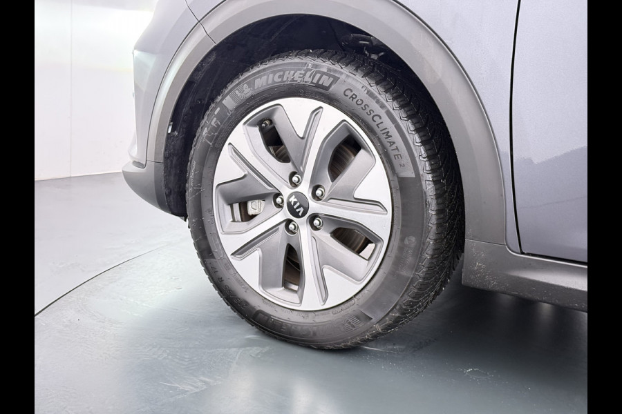 Kia e-Niro ExecutiveLine 64kWh Leer+Verwarmd+Koeling Adap.Cruise Elek.Stoel+Memory Warmtepomp JBL®-Audio Navi Ecc Camera Apple Carplay Andr SOH 100%  Stuurverwarming Lmv Privacy Glas DAB Vess Lane Assist Blind Spot 1e Eigenaar Origineel Nederlandse Auto Dealeronderhouden nieuw € 47765,-