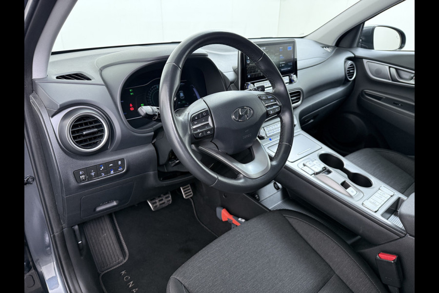 Hyundai Kona EV 64kWh Fase 3 Warmtepomp Adap.Cruise Camera Navi Ecc Apple Carplay Android Auto Pdc Krell®-Audio Fashion SOH 93% Dodehoek detector Rijstrooksensor Led Privacy Glas Keyless Lmv 17" 1e Eigenaar Origineel Nederlandse Auto