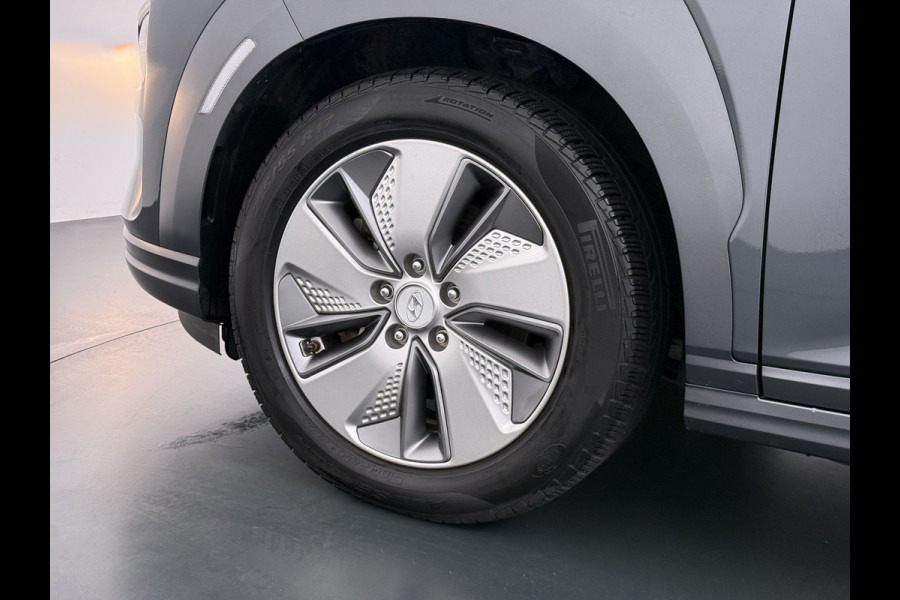 Hyundai Kona EV 64kWh Fase 3 Warmtepomp Adap.Cruise Camera Navi Ecc Apple Carplay Android Auto Pdc Krell®-Audio Fashion SOH 93% Dodehoek detector Rijstrooksensor Led Privacy Glas Keyless Lmv 17" 1e Eigenaar Origineel Nederlandse Auto