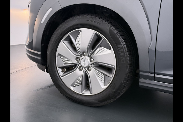 Hyundai Kona EV 64kWh Fase 3 Warmtepomp Adap.Cruise Camera Navi Ecc Apple Carplay Android Auto Pdc Krell®-Audio Fashion SOH 93% Dodehoek detector Rijstrooksensor Led Privacy Glas Keyless Lmv 17" 1e Eigenaar Origineel Nederlandse Auto