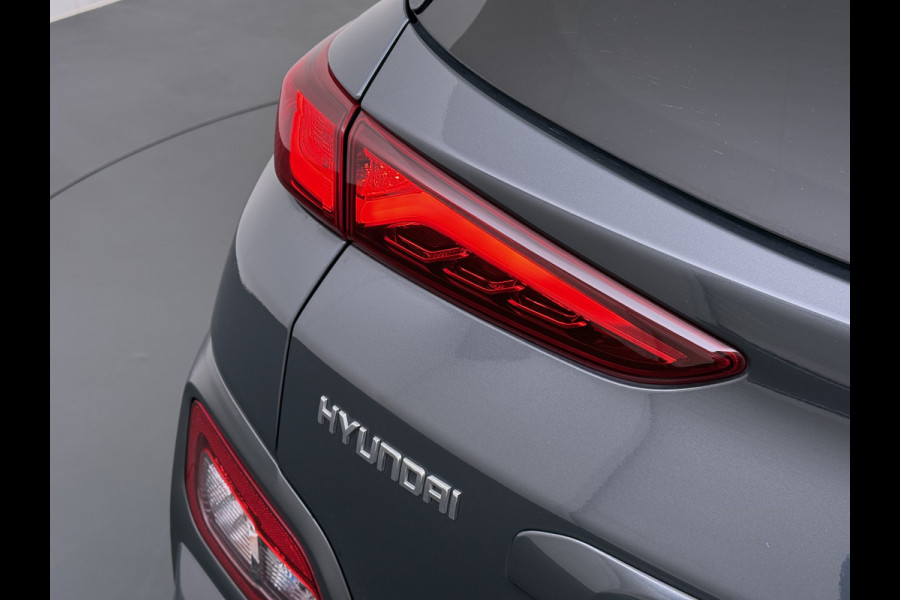 Hyundai Kona EV 64kWh Fase 3 Warmtepomp Adap.Cruise Camera Navi Ecc Apple Carplay Android Auto Pdc Krell®-Audio Fashion SOH 93% Dodehoek detector Rijstrooksensor Led Privacy Glas Keyless Lmv 17" 1e Eigenaar Origineel Nederlandse Auto