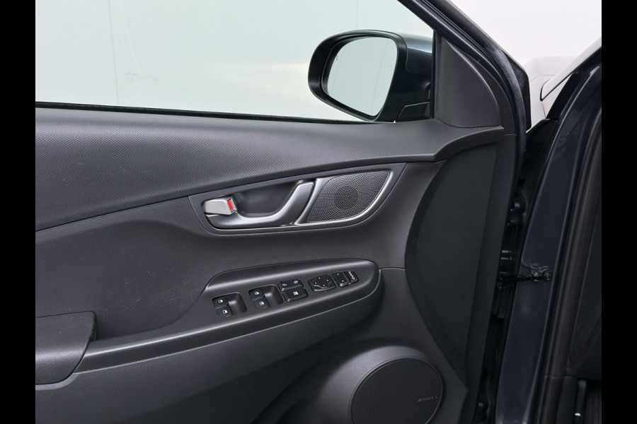Hyundai Kona EV 64kWh Fase 3 Warmtepomp Adap.Cruise Camera Navi Ecc Apple Carplay Android Auto Pdc Krell®-Audio Fashion SOH 93% Dodehoek detector Rijstrooksensor Led Privacy Glas Keyless Lmv 17" 1e Eigenaar Origineel Nederlandse Auto