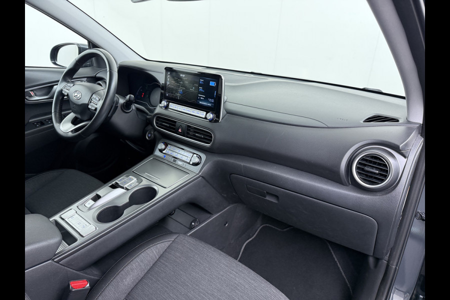 Hyundai Kona EV 64kWh Fase 3 Warmtepomp Adap.Cruise Camera Navi Ecc Apple Carplay Android Auto Pdc Krell®-Audio Fashion SOH 93% Dodehoek detector Rijstrooksensor Led Privacy Glas Keyless Lmv 17" 1e Eigenaar Origineel Nederlandse Auto
